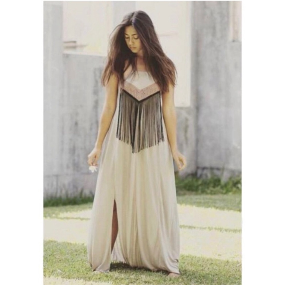 Sized M/L. Never worn and no flaws. Light and soft material.